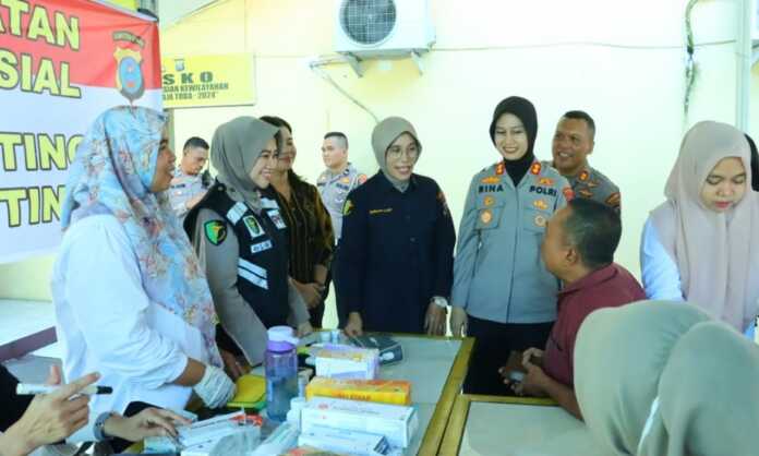 TINJAU: Kapolres Tebingtinggi AKBP Rina Frillya SIk meninjau kegiatan bakti sosial dan pemeriksaan kesehatan gratis saat kunjungan kerja di Polsek Tebingtinggi, Kamis (28/5/2026) Azan Purba /sumutpos. TINJAU: Kapolres Tebingtinggi AKBP Rina Frillya SIk meninjau kegiatan bakti sosial dan pemeriksaan kesehatan gratis saat kunjungan kerja di Polsek Tebingtinggi, Kamis (28/5/2026) Azan Purba /sumutpos.