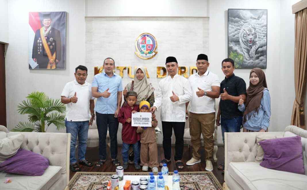 BERI HADIAH: Ketua DPRD Deliserdang Zakky Shahri, Wakil Ketua DPRD Deliserdang H Hamdani Syahputra, Anggota DPRD Deliserdang masing-masing Junaidi dan Misnan Aljawi saat bertemu dan memberikan hadiah umrah kepada Halimatus Sa'diyah.