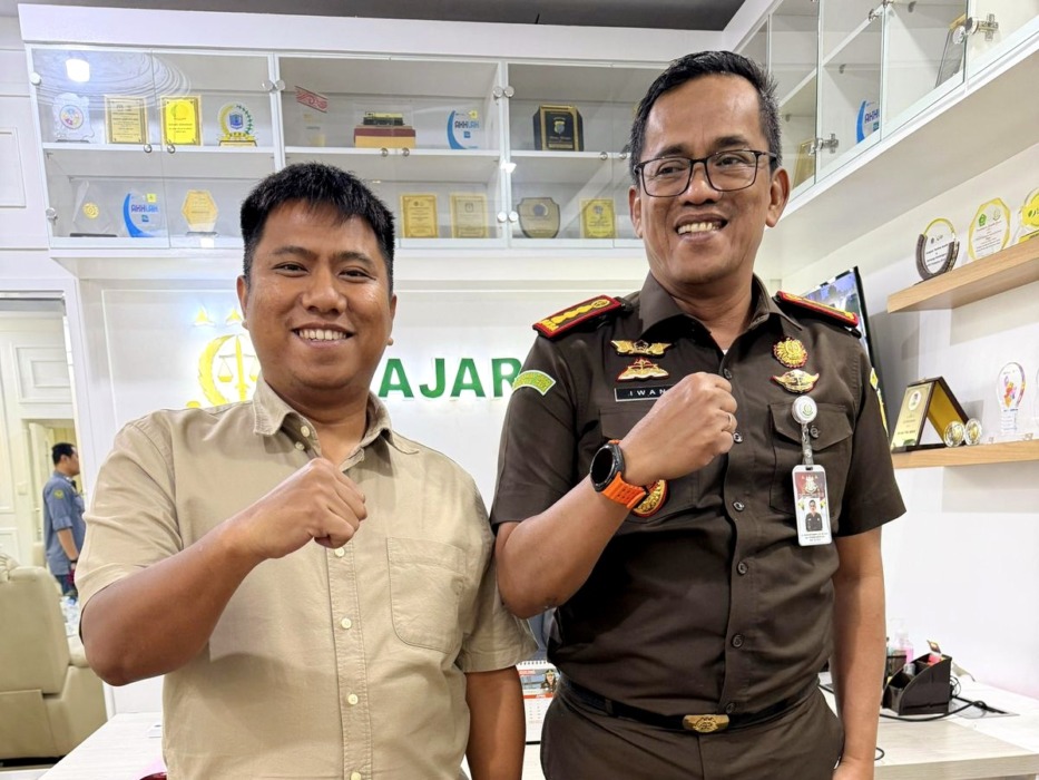 BERSAMA: Anggota DPRD Binjai dari Fraksi Gerindra, Ronggur Simorangkir (kiri) saat foto bersama dengan Kajari Iwan Setiawan.(Ronggur Simorangkir/Sumut Pos)