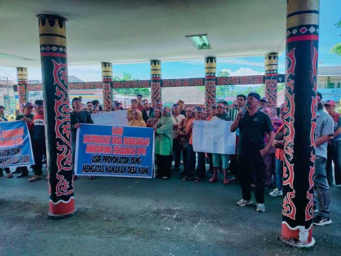 ASPIRASI: Orator aksi, Piter Manullang saat menyampaikan aspirasi di Kantor Bupati Dairi, Selasa (26/5). (RUDY SITANGGANG/SUMUT POS).