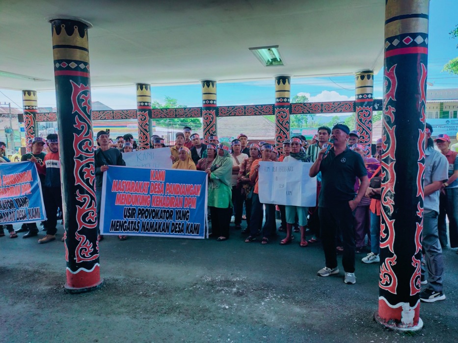 ASPIRASI: Orator aksi, Piter Manullang saat menyampaikan aspirasi di Kantor Bupati Dairi, Selasa (26/5). (RUDY SITANGGANG/SUMUT POS).