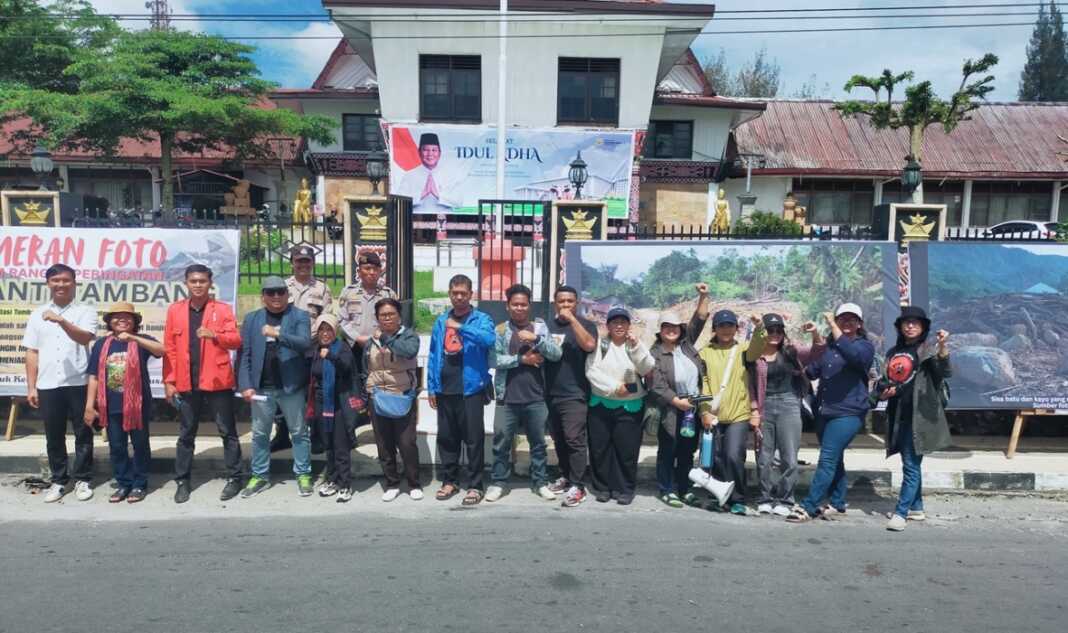 GELAR AKSI: Elemen masyarakat dan mahasiswa menggelar aksi unjukrasa dan parade papan bunga foto bersama usai menggelar aksi didepan Kantor Bupati Dairi, Jumat (29/5). (RUDY SITANGGANG/SUMUT POS).
