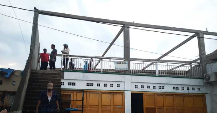 RUSAK: Rumah yang rusak diterjang angin puting beliung di Kecamatan Medan Tuntungan, Kota Medan, Kamis (28/5/2026) sore.