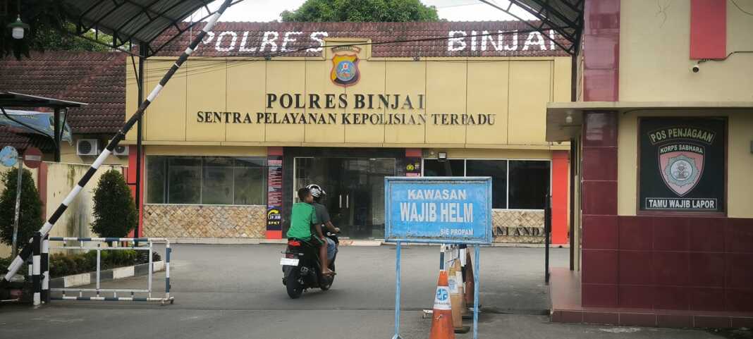 POLRES BINJAI: Pengendara saat memasuki Markas Komando Polres Binjai di Jalan Sultan Hasanuddin.(Teddy Akbari/Sumut Pos)