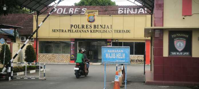 POLRES BINJAI: Pengendara saat memasuki Markas Komando Polres Binjai di Jalan Sultan Hasanuddin.(Teddy Akbari/Sumut Pos)