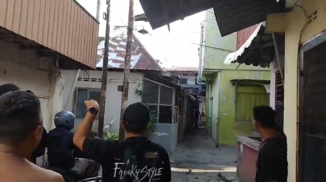 DISERANG: Polisi saat diserang pelaku narkoba dan warga sekitar. (Foto: Polda Sumut)