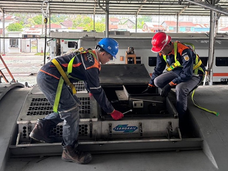 PERAWATAN: Teknisi saat melakukan perawatan intensif di Depo Kereta Pulubrayan, Medan.