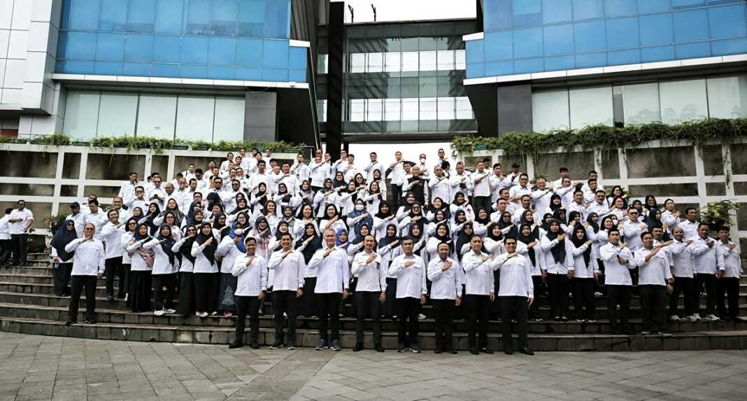 FOTO BERSAMA: Para pegawai dan Staf Pelindo mendukung dunia pendidikan di Indonesia sekaligus pengingat akan pentingnya pendidikan sebagai fondasi utama pembangunan bangsa.