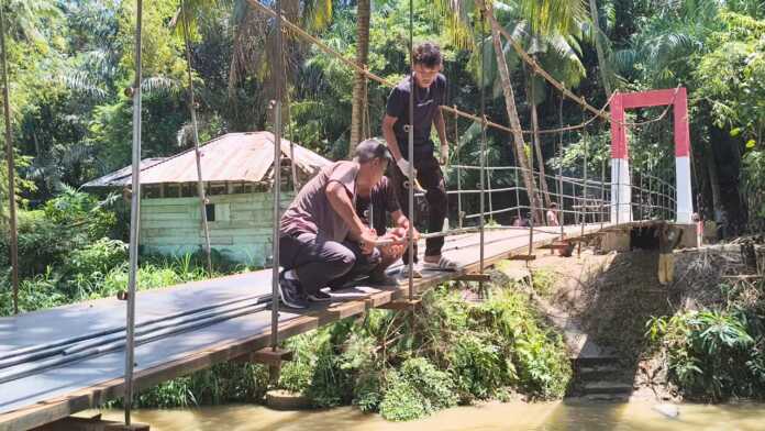 PEMBANGUNAN: Prajurit TNI saat melaksanakan pembangunan jembatan modular, di Desa Bandar Tarutung, Kecamatan Angkola Sangkunur, Tapsel). ( Istimewa/Sumut Pos ) PEMBANGUNAN: Prajurit TNI saat melaksanakan pembangunan jembatan modular, di Desa Bandar Tarutung, Kecamatan Angkola Sangkunur, Tapsel). ( Istimewa/Sumut Pos )