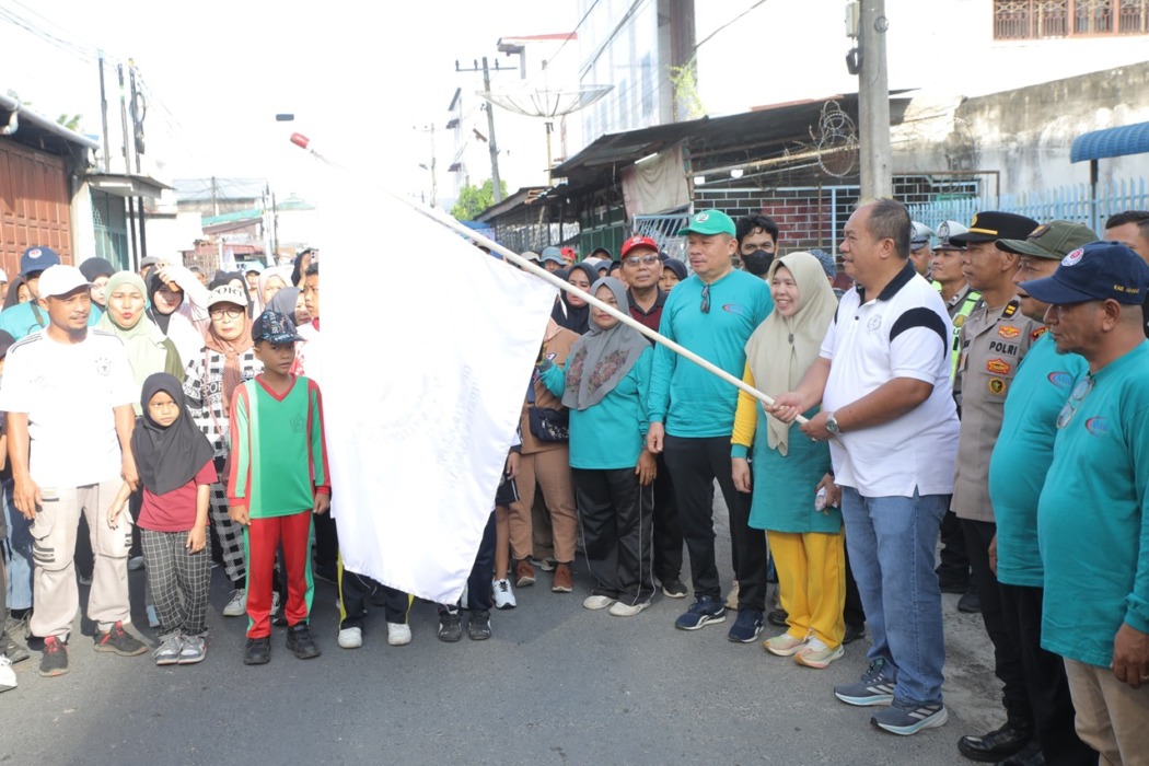 HARI BURUH: Bupati Asahan, Taufik Zainal Abidin melepas peserta gerak jalan santai dalam rangka memperingati Hari Buruh Internasional (May Day) 2026 di Jalan Pramuka, Kisaran, Minggu (3/5) pukul 07.30 WIB