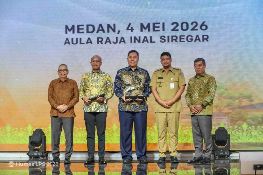 BERSAMA: Dari Kiri- Wakil Ketua Dewan Komisioner Lembaga Penjamin Simpanan (LPS) Farid Azhar Nasution, Kepala Kantor Perwakilan LPS I Periode Februari 2024-Februari 2026 Muhamad Yusron, Kepala Kantor Perwakilan LPS I Jimmy Ardianto, Gubernur Sumut Bobby Nasution dan Anggota Dewan Komisioner Bidang Program Penjaminan Polis LPS, Ferdinan D. Purba saat pengukuhan, Senin (4/4).