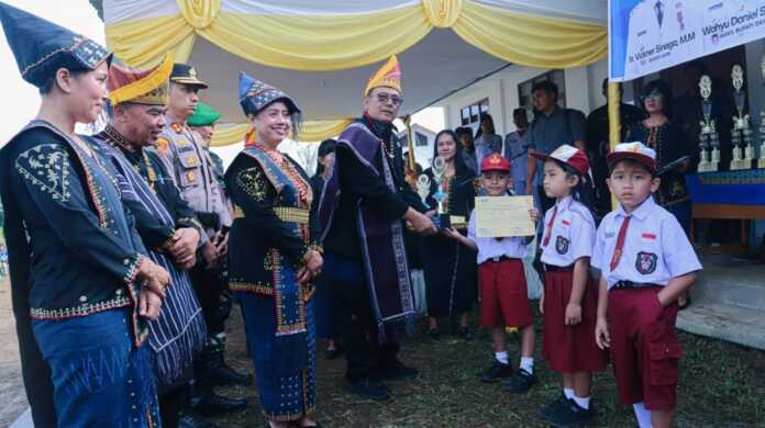 PENGHARGAAN: Bupati Dairi Vickner Sinaga memberikan piala dan penghargaan kepada pelajar SD saat peringatan Hardiknas 2026 di SMPN 4 Sidikalang, Sabtu (2/5).RUDY SITANGGANG/SUMUT POS. PENGHARGAAN: Bupati Dairi Vickner Sinaga memberikan piala dan penghargaan kepada pelajar SD saat peringatan Hardiknas 2026 di SMPN 4 Sidikalang, Sabtu (2/5).RUDY SITANGGANG/SUMUT POS.