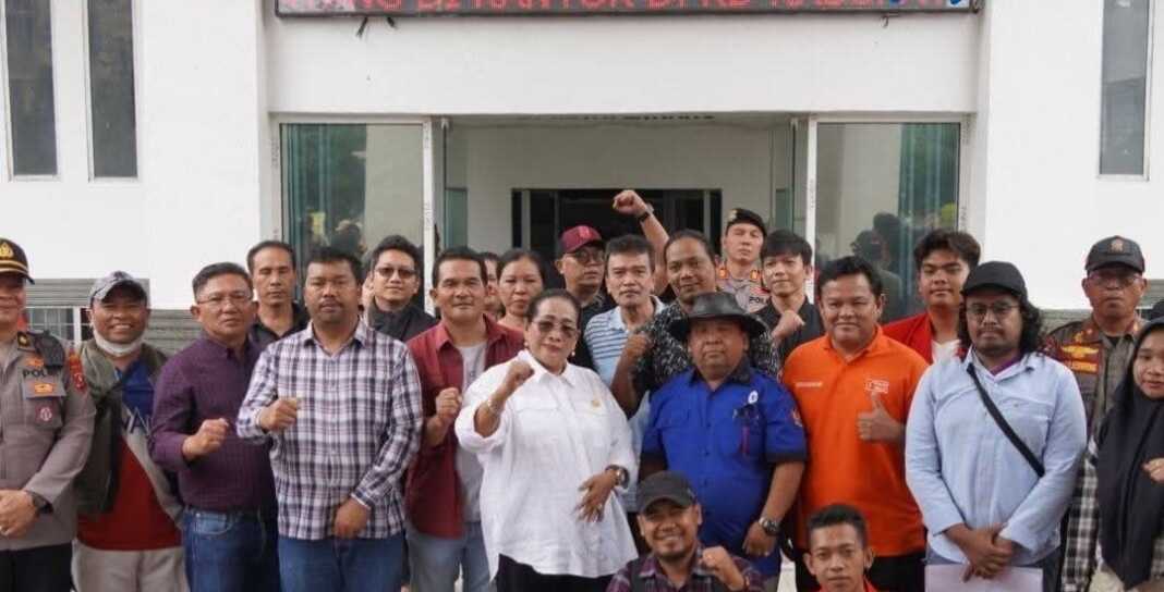 ASPIRASI: Pemkab danDPRD Karo saat menerima para buruh.