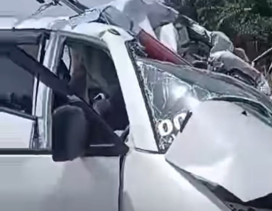 RINGSEK: Kondisi mobil ambulans ringsek pascalakalantas, di Tol Ketupat ruas Tebingtinggi-Indrapura, Senin (4/5) Istimewa/Sumut Pos