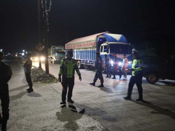 TEKAN KEJAHATAN: Patroli 3 pilar di Kota Rantauprapat upaya menekan kejahatan 3 C di Labuhanbatu, Minggu (3/5)// (fajar)