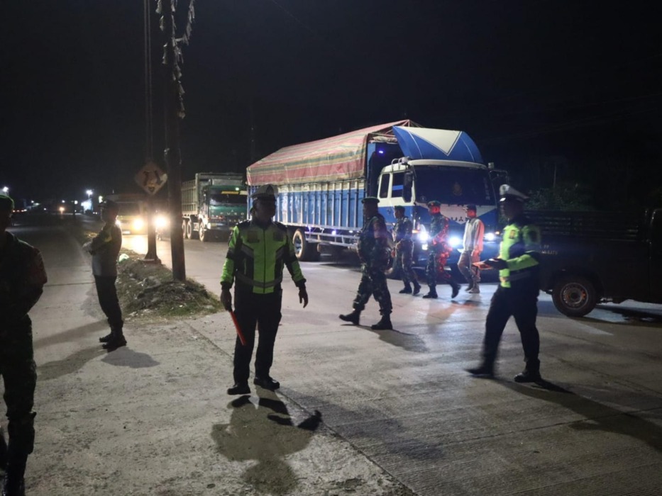 TEKAN KEJAHATAN: Patroli 3 pilar di Kota Rantauprapat upaya menekan kejahatan 3 C di Labuhanbatu, Minggu (3/5)// (fajar)