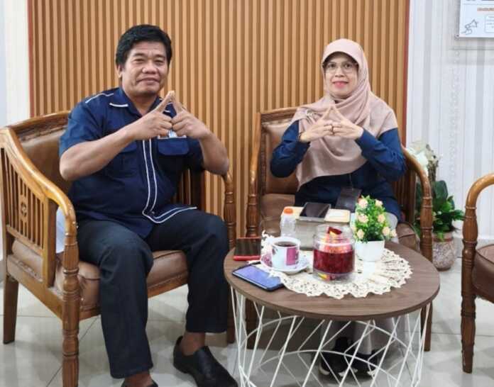 WAWANCARAI: Kepala Badan Pusat Statistik (BPS) Batubara Laila Syafrizal Siregar SST MM saat diwawancarai Sumutpos, di ruang kerjanya, Senin (4/5)  Foto.Liberti H Haloho.
