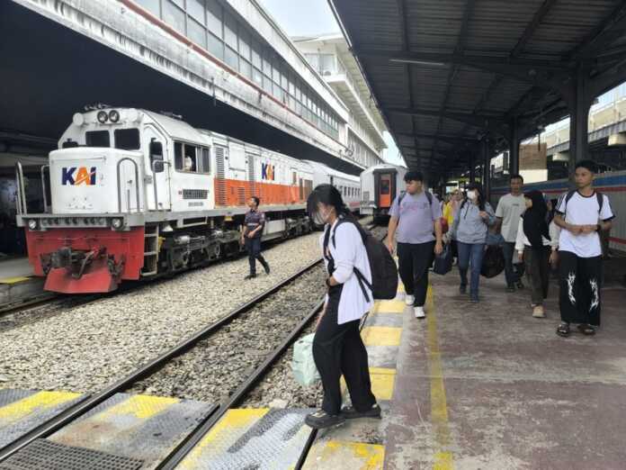 PENUMPANG KA: PT Kereta Api Indonesia (Persero) Divisi Regional I Sumatera Utara mencatat kinerja positif selama periode libur panjang Hari Buruh Internasional pada penumpang KA, kemarin.
