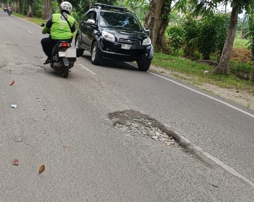 PERBAIKAN JALAN: Warga Kelurahan Kemenangantani, Kecamatan Medan Tuntungan berharap Pemko Medan memperbaiki Jalan Bunga Ncole Raya dan Jalan Seroja Raya.