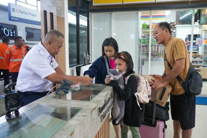 NAIK KA: Calon penumpang saat bersiap naik kereta api (KA) dari Stasiun Besar Kereta Api Medan. NAIK KA: Calon penumpang saat bersiap naik kereta api (KA) dari Stasiun Besar Kereta Api Medan.
