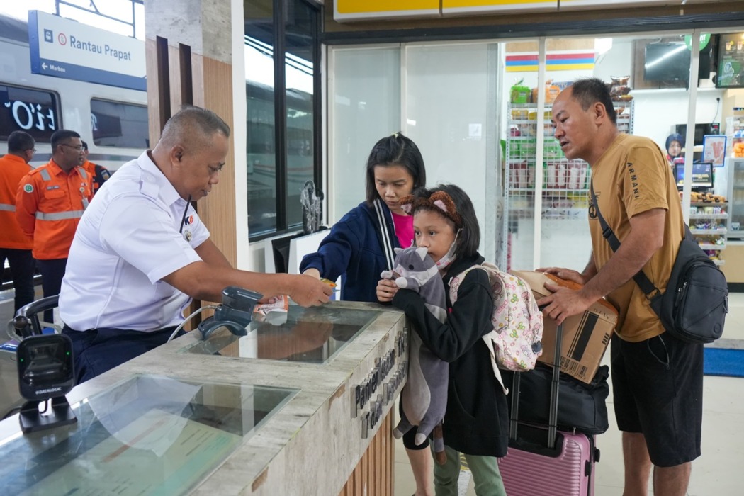 NAIK KA: Calon penumpang saat bersiap naik kereta api (KA) dari Stasiun Besar Kereta Api Medan.