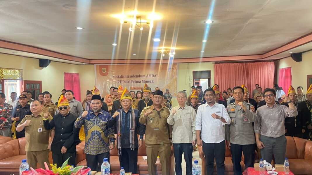 FOTO BERSAMA: Wakil Bupati Dairi Wahyu Daniel Sagala dan unsur Forkopimda, foto bersama saat menghadiri sosialisasi persetujuan adendum AMDAL PT DPM di hotel Beristera, Sitinjo, Selasa (5/5).istimewa.