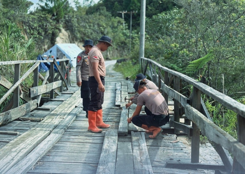 PERBAIKAN JEMBATAN: Personel Batalyon C Satbrimob Polda Sumut saat melaksanakan kegiatan perbaikan Jembatan Gotting, di Desa Purbasinomba, Kecamatan Siborongborong, Taput. (Istimewa/Sumut Pos)