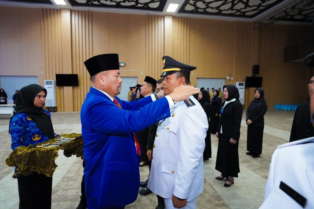 LANTIK: Bupati Batubara Dr H Baharuddin Siagian SH MSi dan Wakil Syafrizal SE MAP saat melantik Pejabat Batubara, Selasa, (5/5).Foto.Liberti H Haloho.