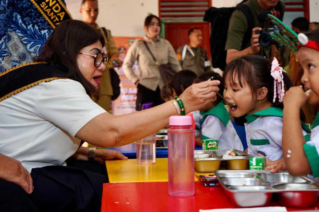 Ny Liswati suapi anak PAUD.