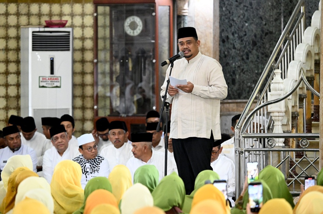 PENGAJIAN: Gubsu Muhammad Bobby Afif Nasution saat mengikuti Pengajian Akbar di Masjid Raya Al-Mashun, Medan, Selasa (5/5/2026).(Diskominfo Sumut)