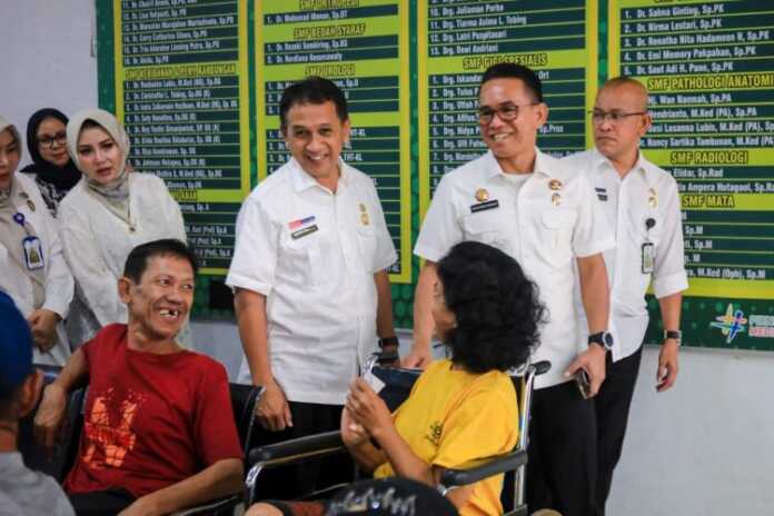 TINJAU: Wakil Wali Kota Medan Zakiyuddin Harahap saat meninjau fasilitas dan pelayanan RSUD Pirngadi Medan, bari-baru-baru ini. TINJAU: Wakil Wali Kota Medan Zakiyuddin Harahap saat meninjau fasilitas dan pelayanan RSUD Pirngadi Medan, bari-baru-baru ini.