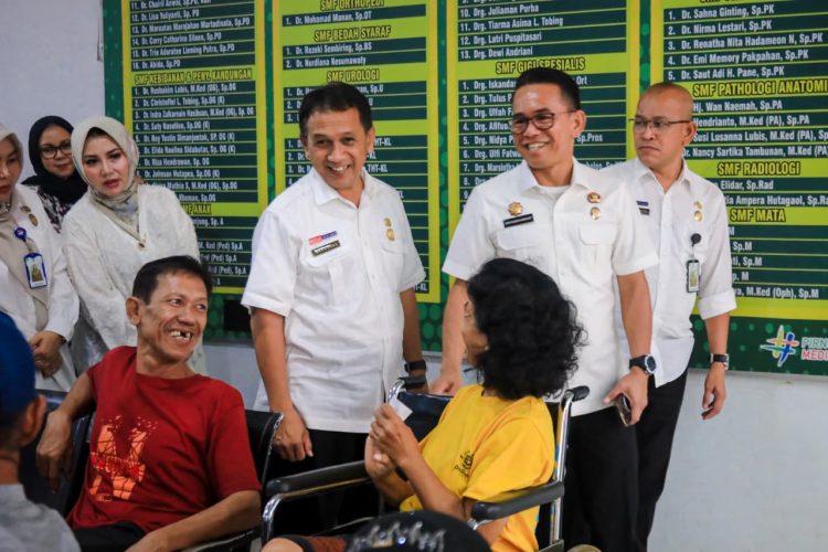 TINJAU: Wakil Wali Kota Medan Zakiyuddin Harahap saat meninjau fasilitas dan pelayanan RSUD Pirngadi Medan, bari-baru-baru ini.