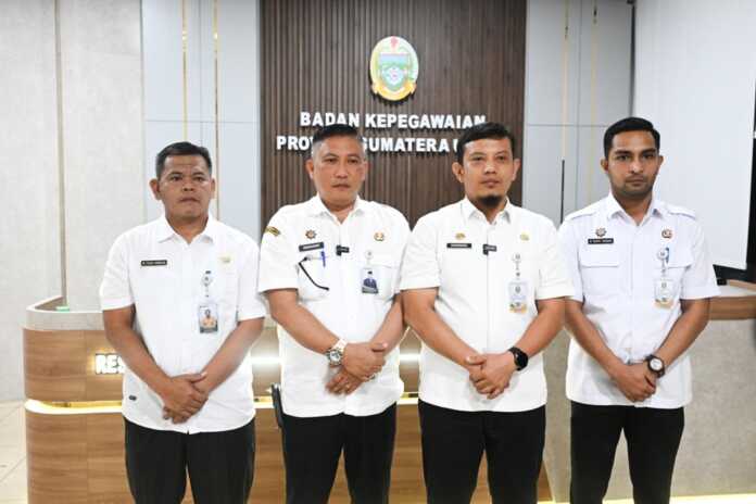 KETERANGAN: Plt Kepala Badan Kepegawaian Pemerintahan Provinsi Sumut Chusnul Fanany Sitorus bersama Kadis Kominfo Sumut Erwin Hotmansah Harahap, foto bersama usai memberi keterangan kepada wartawab, Rabu (6/5/2026). KETERANGAN: Plt Kepala Badan Kepegawaian Pemerintahan Provinsi Sumut Chusnul Fanany Sitorus bersama Kadis Kominfo Sumut Erwin Hotmansah Harahap, foto bersama usai memberi keterangan kepada wartawab, Rabu (6/5/2026).