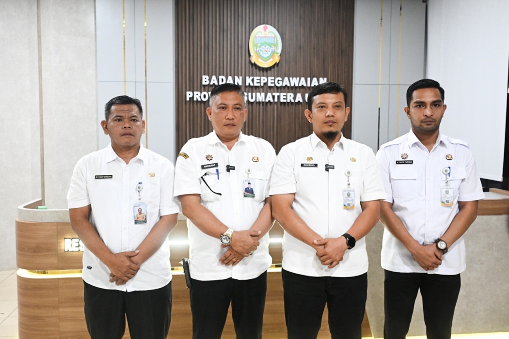 KETERANGAN: Plt Kepala Badan Kepegawaian Pemerintahan Provinsi Sumut Chusnul Fanany Sitorus bersama Kadis Kominfo Sumut Erwin Hotmansah Harahap, foto bersama usai memberi keterangan kepada wartawab, Rabu (6/5/2026).