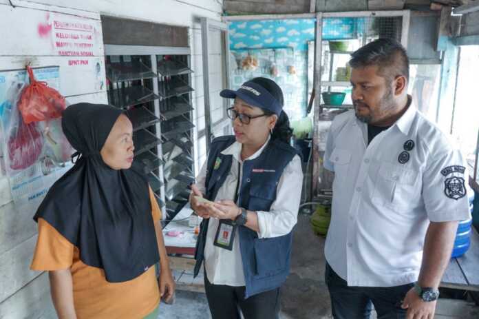 KUNJUNGI: Kepala UPT Puskesmas Medan Labuhan dr Imelda Iriana Purba saat mengunjungi rumah warga, Rabu (6/5/2026).
