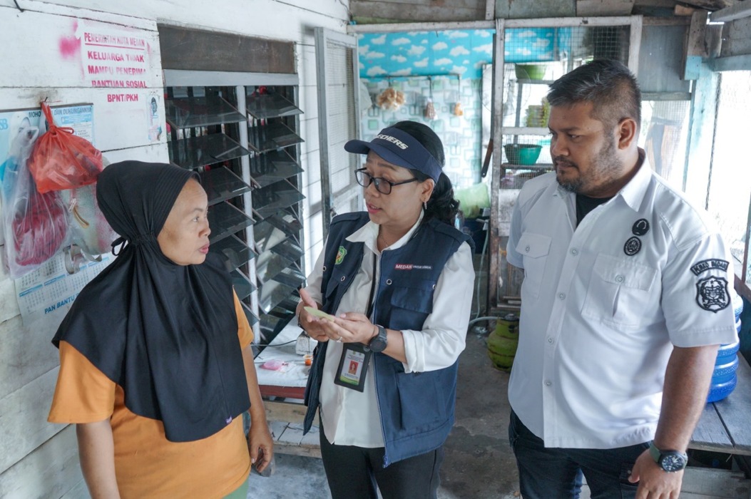 KUNJUNGI: Kepala UPT Puskesmas Medan Labuhan dr Imelda Iriana Purba saat mengunjungi rumah warga, Rabu (6/5/2026).