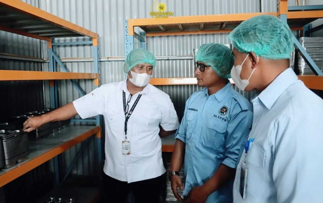 SIDAK: Ketua Satgas MBG yang juga Wakil Bupati Dairi Wahyu Daniel Sagala  (kiri), bersama tim dan Korwil BGN, saat sidak SPPG Sitinjo, Rabu (6/5).istimewa.