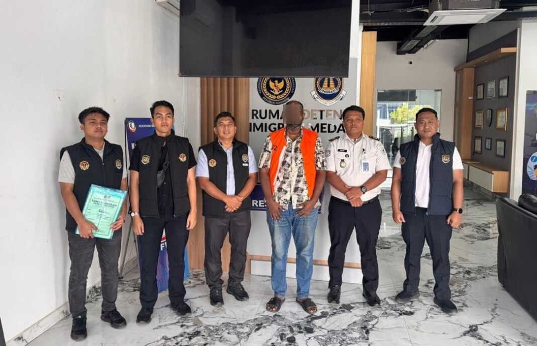 WNA: Kantor Imigrasi Kelas II TPI Belawan memindahkan warga negara asing asal Malaysia ke Rumah Detensi Imigrasi (Rudenim) Medan, Selasa (5/5/2026). (Dok : Imigrasi Kelas II Belawan)