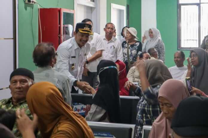 SAPA MASYARAKAT: Wali Kota Tebingtinggi, Iman Irdian Saragih menyapa dan bersalaman dengan masyarakat saat membuka kegiatan Pelayanan Metode Operasi Pria (MOP) Tahun 2026 di Aula RSUD Kumpulan Pane, Rabu (06/05/2026), Azan purba / sumutpos. SAPA MASYARAKAT: Wali Kota Tebingtinggi, Iman Irdian Saragih menyapa dan bersalaman dengan masyarakat saat membuka kegiatan Pelayanan Metode Operasi Pria (MOP) Tahun 2026 di Aula RSUD Kumpulan Pane, Rabu (06/05/2026), Azan purba / sumutpos.
