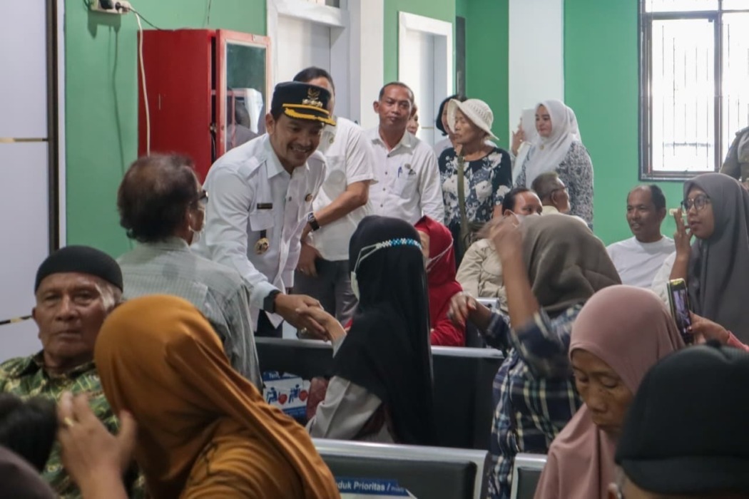 SAPA MASYARAKAT: Wali Kota Tebingtinggi, Iman Irdian Saragih menyapa dan bersalaman dengan masyarakat saat membuka kegiatan Pelayanan Metode Operasi Pria (MOP) Tahun 2026 di Aula RSUD  Kumpulan Pane, Rabu (06/05/2026), Azan purba / sumutpos.