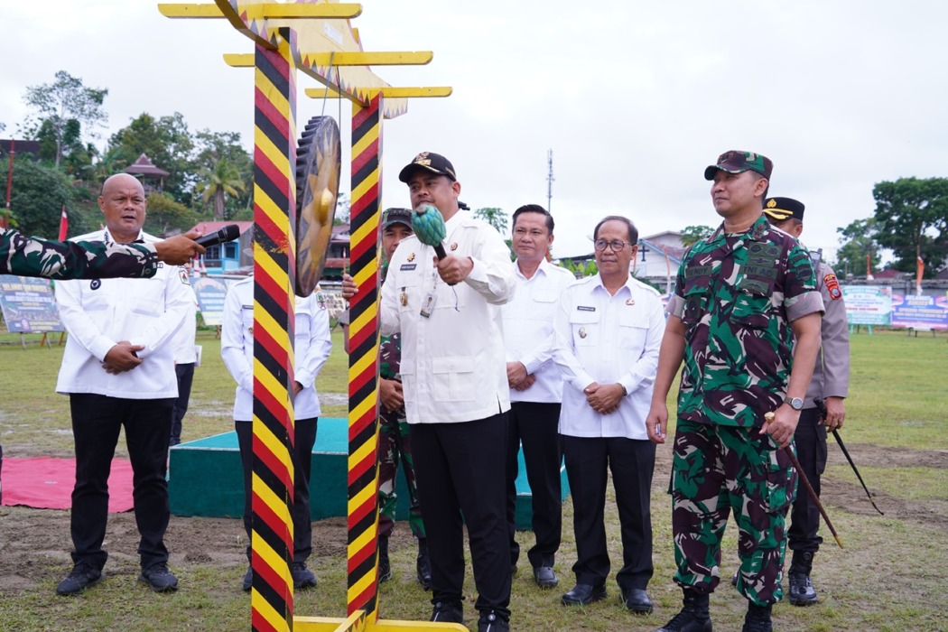 PEMBUKAAN: Pangdam I/BB, Mayjen TNI Hendy Antariksa bersama lainnya secara resmi membuka kegiatan Bakti TNI AD untuk Rakyat di wilayah Kepulauan Nias, Rabu (6/5).//Istimewa/Sumut Pos