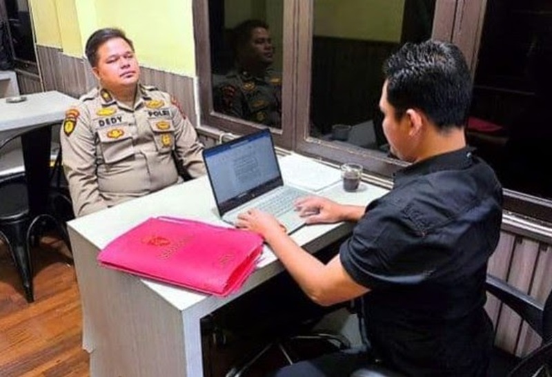 DIPERIKSA: Kompol DK saat diperiksa Bidpropam Polda Sumut.