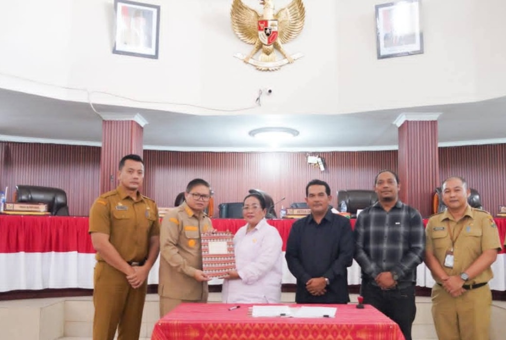 PARIPURNA: Wakil Bupati Karo dan Ketua DPRD foto bersama dalam rapat Paripurna.