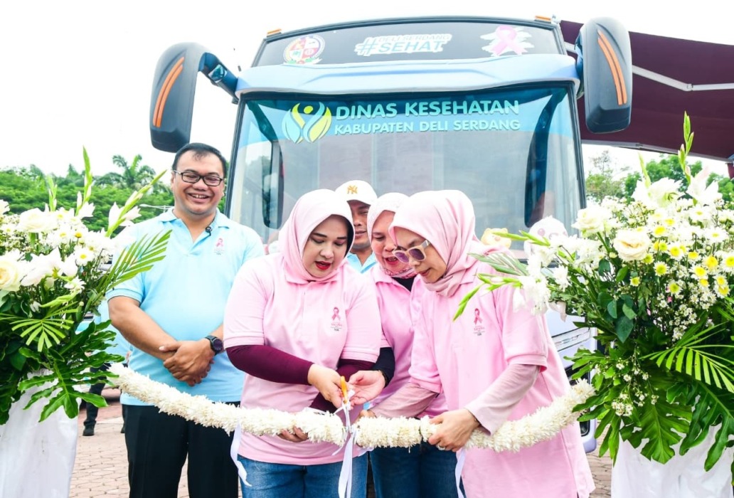 PELUNCURAN: Bupati Deliserdang, dr H Asri Ludin Tambunan bersama Ketua TP PKK Ny Jelita Asri Ludin Tambunan, dan Wakil Bupati Lom Lom Suwondo SS bersama Staf Ahli I TP PKK Ny Asniar Lom Lom Suwondo meluncurkan mobil pelayanan IVA Mobile di Alunalun Pemerintah Kabupaten Deliserdang, Lubukpakam, Kamis (7/5).