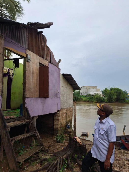 KUNJUNGAN: Lurah Kotapinang Mirwan Santosa saat kunjungi rumah warga yang terdampak angin kencang, kemarin.