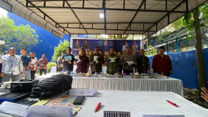 BARANG BUKTI: Sejumlah pejabat saat memperlihatkan barang bukti narkoba jenis sabu di Kantor BNN Deliserdang, Jalan Karya Utama No 2 Komplek Perkantoran Bupati Deliserdang, Lubukpakam, Jumat (8/5). BARANG BUKTI: Sejumlah pejabat saat memperlihatkan barang bukti narkoba jenis sabu di Kantor BNN Deliserdang, Jalan Karya Utama No 2 Komplek Perkantoran Bupati Deliserdang, Lubukpakam, Jumat (8/5).