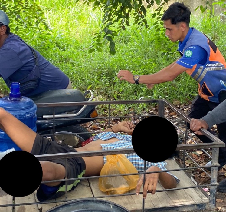EVAKUASI: Warga mengevakuasi korban kecelakaan kereta api guna dibawa ke rumah sakit.