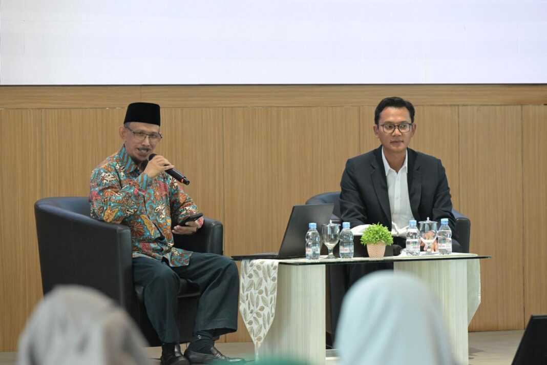 Strategic transformation coach Muhammad Furqan Alfaruqiy menyampaikan materi saat menjadi narasumber dalam Program Peningkatan Kapasitas Kepemimpinan (Leadership Seminar) bertajuk “Narasi Besar Indonesia: Peran Strategis USU dan Sumatera Utara untuk Masa Depan Bangsa”, yang dilaksanakan USU, Senin (18/5). Foto: Dokumentasi Humas USU