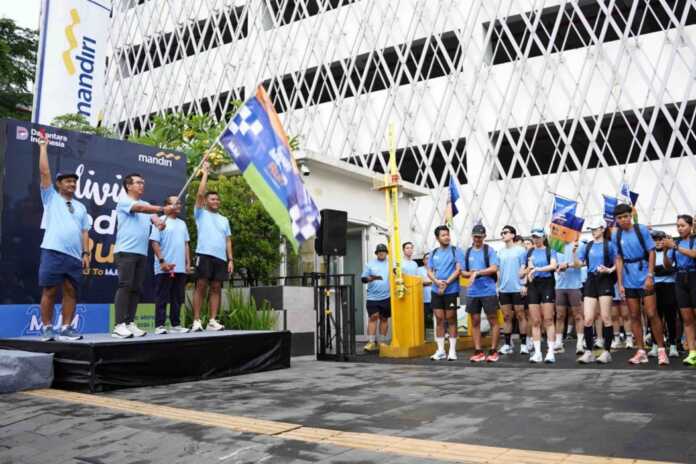 Regional CEO Region I/Sumatera 1 Bank Mandiri, I Gede Raka Arimbawa, melepas peserta Livin Medan Run Road to Mandiri Jogja Marathon 2026.