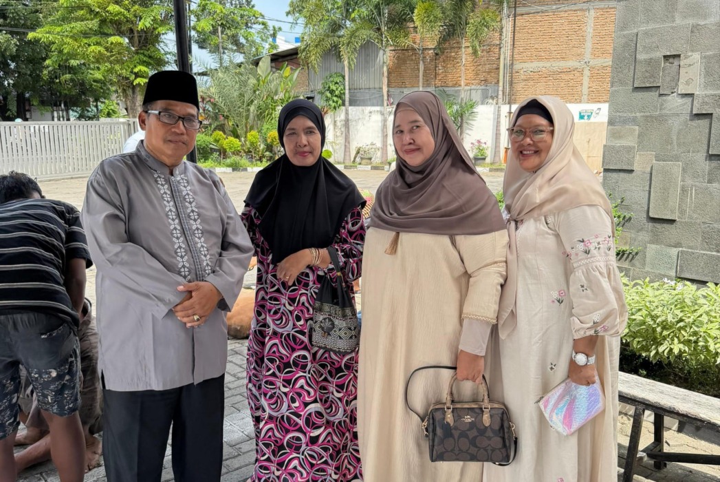 Ketua BKM Quatul Muslimin Drs H Rivai Nasution MM bersama ibu-ibu Majelis Taklim Quatul Muslimin di sela penyembelihan hewan kurban di halaman masjid, Rabu (27/5/2026).